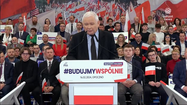 Jarosław Kaczyński zmienia polityczne plany. Wbrew wcześniejszym zapowiedziom, chce walczyć o kolejną kadencję w fotelu prezesa PiS. Tłumaczy, że czasy są trudne, a partia potrzebuje silnego przywództwa. Cieszy się polityczny dwór, ale nosem kręcą partyjne doły, które od dawna domagają się rozliczeń po utracie władzy.