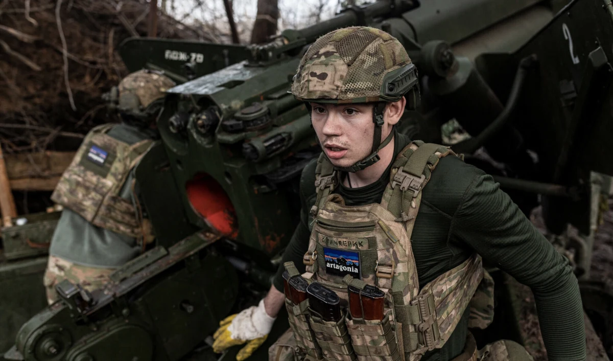 Nie ma żadnych wątpliwości, że Ukraina jest w coraz trudniejszym położeniu. Ograniczona pomoc wojskowa ze strony Zachodu ma bezpośrednie przełożenie na sytuację na froncie - kiedy Ukraińcy liczą każdy wystrzelony pocisk, Rosjanie zasypują ich artylerią. Przewaga jest wręcz miażdżąca. Dla Kijowa pojawiło się jednak światełko w tunelu i to nie za sprawą potęg, jak Stany Zjednoczone czy Niemcy, ale... Czech.