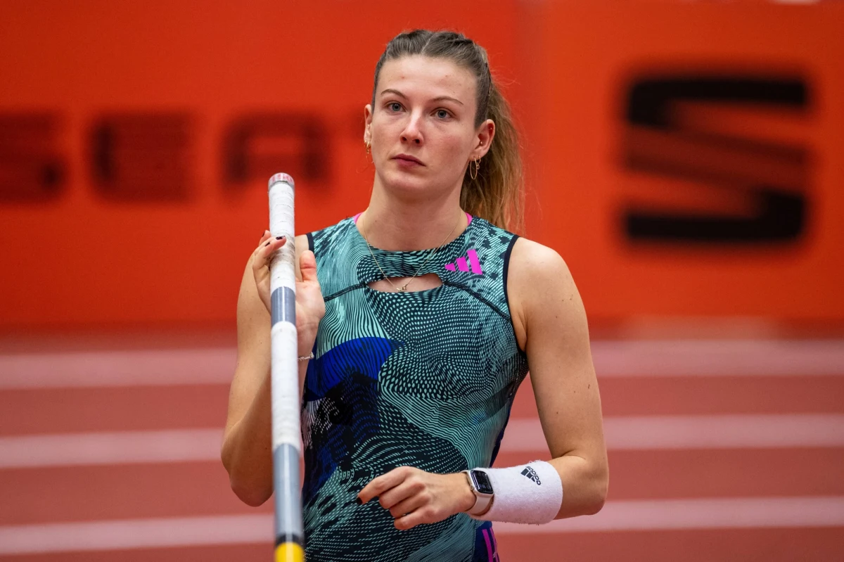 Skomplikowane złamanie kostki, które wymaga dwóch operacji - to efekt koszmarnego wypadku francuskiej tyczkarki Margot Chevrier podczas lekkoatletycznych mistrzostw halowych w Glasgow. Zawodniczka zapowiada jednak, że chce wziąć udział w letnich igrzyskach olimpijskich w Paryżu.