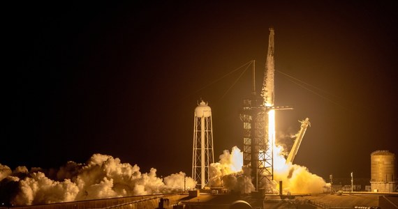 Z przylądka Canaveral na Florydzie wystartowała o godz. 22:53 czasu lokalnego w niedzielę (4:53 w poniedziałek czasu polskiego) rakieta Falcon-9 firmy SpaceX, należącej do Elona Muska. Na jej pokładzie są trzej astronauci USA i kosmonauta rosyjski. Mają oni spędzić 6 miesięcy na Międzynarodowej Stacji Kosmicznej (ISS).