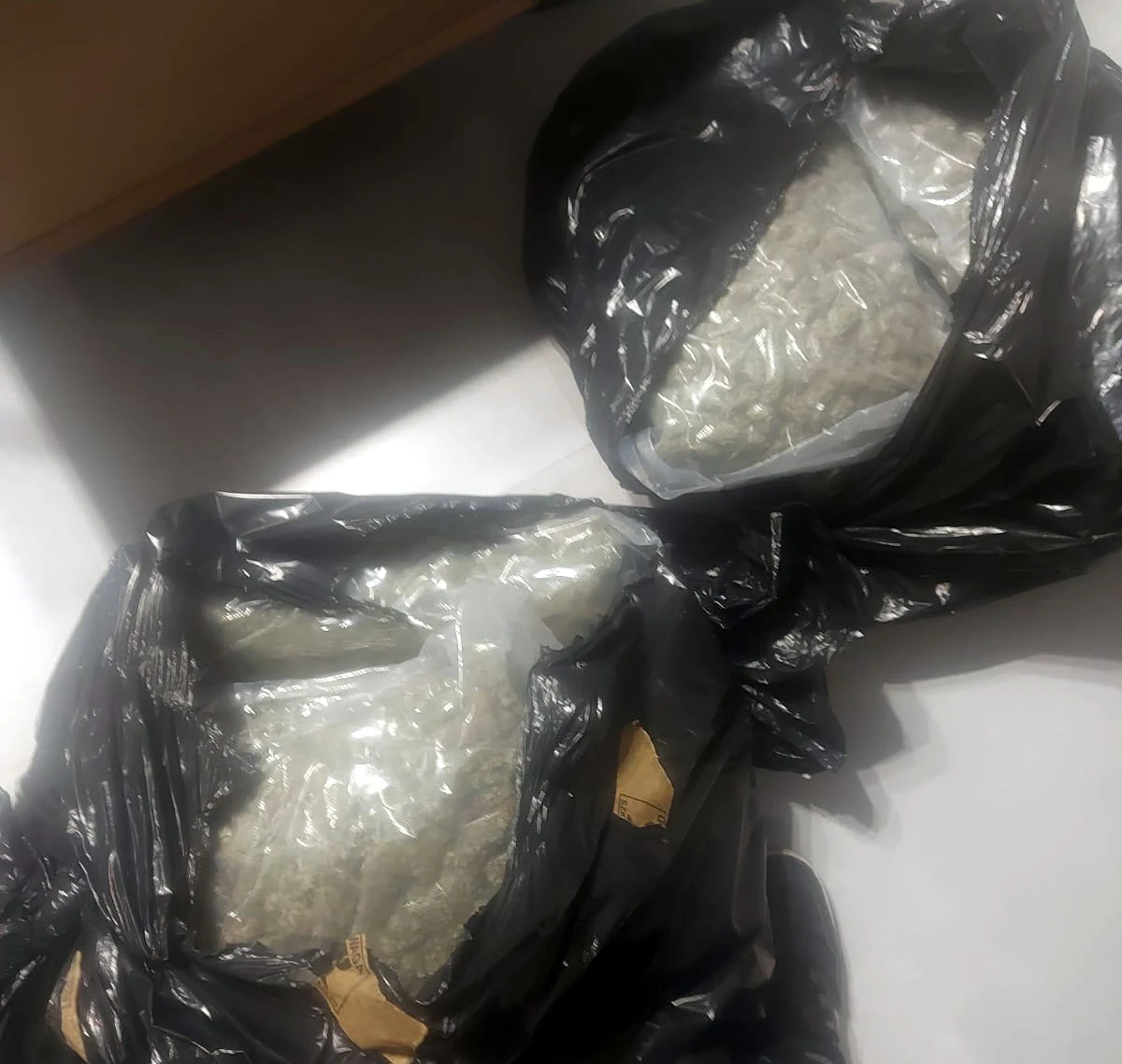 Niemal 40 kg narkotyków o czarnorynkowej wartości 2,5 mln złotych przejęli stołeczni policjanci. Zatrzymani kobietę i mężczyznę podejrzanych o ich rozprowadzanie i związanych ze środowiskiem pseudokibiców.