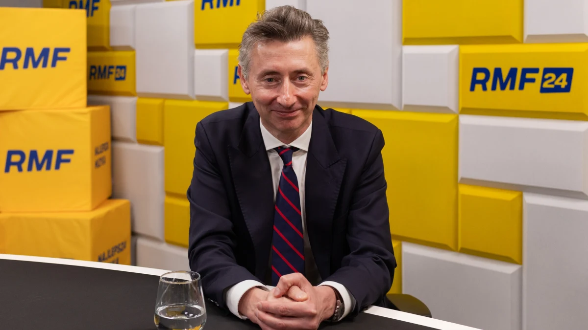 „Sprawa Collegium Humanum to z jednej strony efekt ustawy Gowina. Nie byłoby tego typu sytuacji, gdyby nie ustawa z 2018 roku. Ona zlikwidowała nadzór nad studiami podyplomowymi. W zasadzie studia podyplomowe zostały zostawione do dyspozycji uczelniom, bez wnikania w to, jaki jest program, kto tam uczy, jakie są te programy. Gowin mówił to publiczne na komisjach: ludzie są dorośli, nie ma co ich kontrolować, sami decydują, jaki produkt kupują” – mówił w Porannej rozmowie w RMF FM Maciej Gdula z Nowej Lewicy. Wiceminister nauki i szkolnictwa wyższego odniósł się w ten sposób do skandalu wokół uczelni Collegium Humanum i zasadach, na jakich przyznawała ona dyplomy MBA.