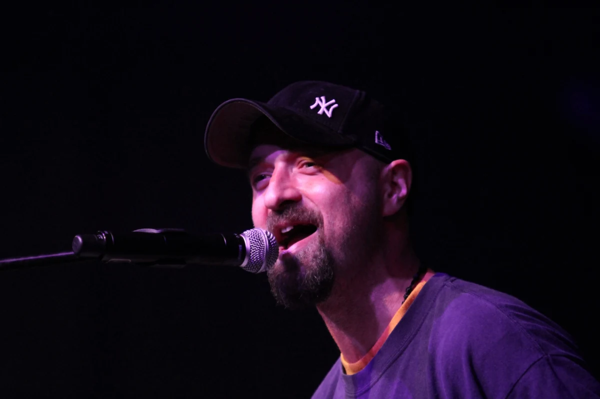 Wokalista zespołu Wu-Hae Marcin Bzyk-Bąk poinformował PAP, że zrezygnował z ubiegania się o urząd prezydenta Krakowa. Oznacza to, że obecnie o fotel po Jacku Majchrowskim rywalizuje ośmiu kandydatów.

