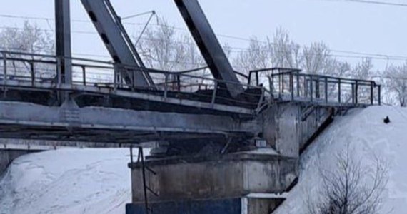 W obwodzie samarskim, na południowym wschodzie europejskiej części Rosji, uszkodzony został w wyniku eksplozji most kolejowy - podał niezależny portal Meduza. Te informacje potwierdził ukraiński wywiad. Jak przekazano, most miał być wykorzystywany przez Rosjan do transportów wojskowych.