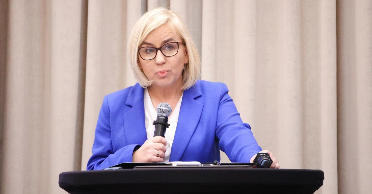 "Chcemy jako rząd mieć cele ambitne, ale takie, które będą dbały o człowieka i gospodarkę. Musimy pamiętać, że musi to być transformacja sprawiedliwa, gdzie nikt nie pozostanie poza nawiasem" - mówiła  przed rozpoczęciem spotkania unijnych ministrów odpowiedzialnych za kwestie energii szefowa resortu klimatu i środowiska Paulina Hennig-Kloska. "Polska - nie tylko z uwagi na historyczne uwarunkowania, ale także położenie geopolityczne i warunki klimatyczne - ma do zrobienia po prostu więcej. Każdy nowy cel powinien uwzględniać ten punkt startowy" - zaznaczyła w Brukseli.