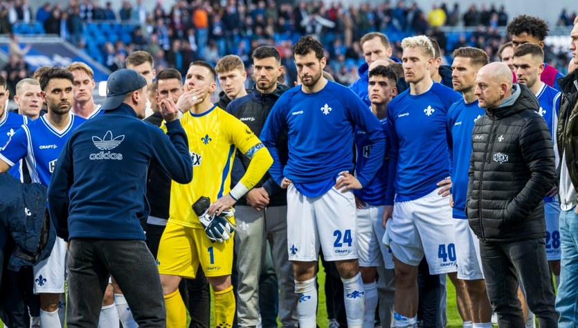  Skandaliczne sceny w Bundeslidze. Wściekły kibic wyładował frustrację na piłkarzach