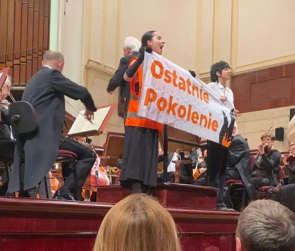Dwie aktywistki grupy "Ostatnie Pokolenie" wtargnęły na scenę podczas koncerty w Filharmonii Narodowej, wykrzykując: "To jest alarm. Nasz świat płonie. Jesteśmy ostatnim pokoleniem, które może powstrzymać katastrofę klimatyczną".