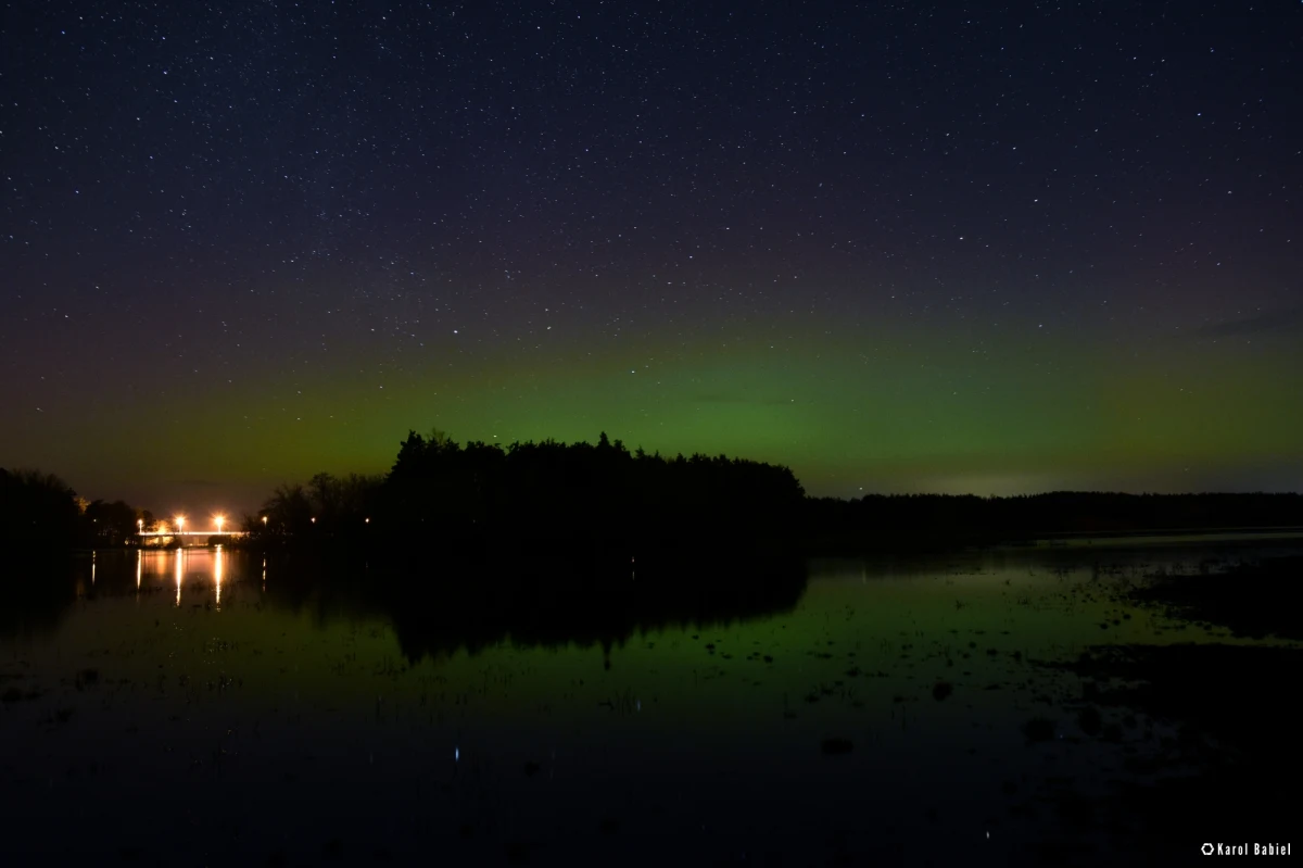 Ostatniej nocy mieszkańcy północnej Polski mogli oglądać zorzę polarną. Spektakl światła był dobrze widoczny w województwach pomorskim i podlaskim, ale zanotowano go nawet w centralnej części kraju, w okolicach Kutna. Zdaniem meteorologów, w najbliższych dniach warto patrzeć w niebo, gdyż warunki będą sprzyjać miłośnikom zjawiska.