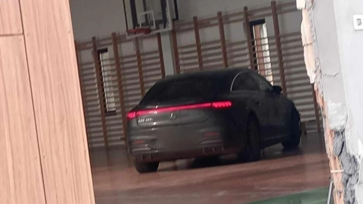 Kosztowna pomyłka w Poznaniu. W sobotę kobieta wjechała samochodem do sali gimnastycznej szkoły podstawowej przy ulicy Rakowickiej. Policja informuje, że kierująca mercedesem pomyliła pedał gazu z hamulcem.