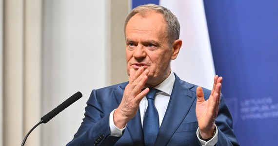 "Dzisiaj zwrócę się do marszałka Sejmu z propozycją uchwały polskiego Sejmu wzywającej Komisję Europejską do nałożenia pełnych sankcji na rosyjskie i białoruskie produkty rolne i żywnościowe" - zapowiedział premier Donald Tusk. "Jestem przekonany, że wspólna europejska decyzja będzie bez porównania skuteczniejsza niż indywidualne decyzje państw regionu" - dodał. 