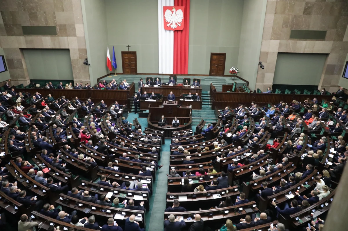 Sejm zajmie się na najbliższym posiedzeniu czterema projektami ustaw dotyczącymi aborcji: dwa z nich złożyła Lewica, jeden projekt jest autorstwa Koalicji Obywatelskiej, a jeden został złożony przez Trzecią Drogę: PSL i Polskę 2050 - poinformował marszałek Sejmu Szymon Hołownia.