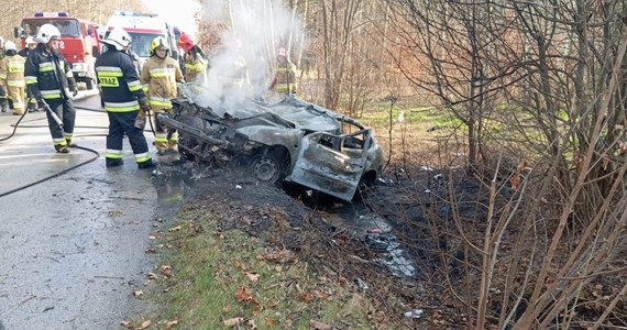 W miejscowości Bosowice w powiecie buskim doszło w poniedziałek do pożaru samochodu osobowego, który uderzył w przepust drogowy. Kierowca został poszkodowany.