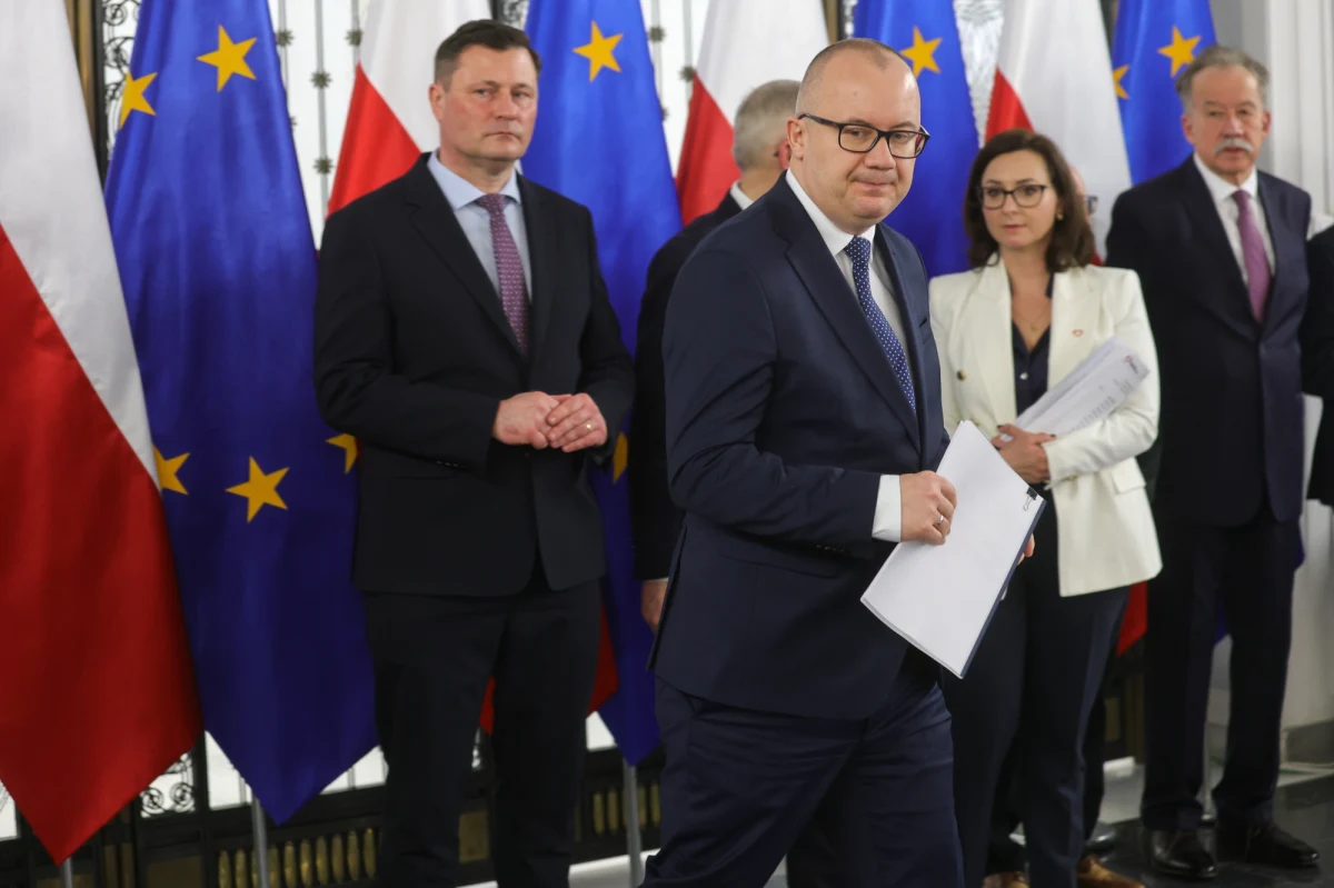 Rozwiązania, które mają zminimalizować wpływ partii politycznych na skład Trybunału Konstytucyjnego, znalazły się w projekcie uchwały ws. TK. Jedno z nich mówi, że na sędziego TK będą mogły kandydować tylko te osoby, które przez co najmniej 4 lata nie miały legitymacji partyjnej i nie zasiadały w parlamencie. Ich wybór ma się odbywać większością kwalifikowaną 3/5 na kadencje różnej długości: 3, 6 i 9 lat. "W sumie pakiet ma się składać z 4 aktów prawnych" - mówił na konferencji prasowej minister sprawiedliwości Adam Bodnar. To uchwała, dwie ustawy oraz propozycja zmiany konstytucji. Bodnar zapowiadał, że projekt będzie przedmiotem debaty na najbliższym posiedzeniu Sejmu.