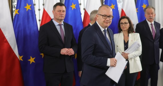 Rozwiązania, które mają zminimalizować wpływ partii politycznych na skład Trybunału Konstytucyjnego, znalazły się w projekcie uchwały ws. TK. Jedno z nich mówi, że na sędziego TK będą mogły kandydować tylko te osoby, które przez co najmniej 4 lata nie miały legitymacji partyjnej i nie zasiadały w parlamencie. Ich wybór ma się odbywać większością kwalifikowaną 3/5 na kadencje różnej długości: 3, 6 i 9 lat. "W sumie pakiet ma się składać z 4 aktów prawnych" - mówił na konferencji prasowej minister sprawiedliwości Adam Bodnar. To uchwała, dwie ustawy oraz propozycja zmiany konstytucji. Bodnar zapowiadał, że projekt będzie przedmiotem debaty na najbliższym posiedzeniu Sejmu.