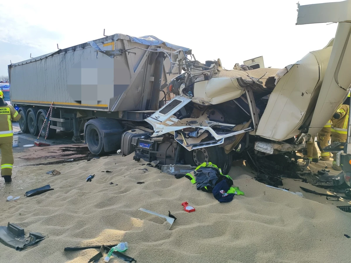 Na autostradzie A4 w okolicach Wrocławia w poniedziałek zderzyły się cztery tiry. W wypadku zmarł 42-letni kierowca. Dwie inne osoby zostały ranne.