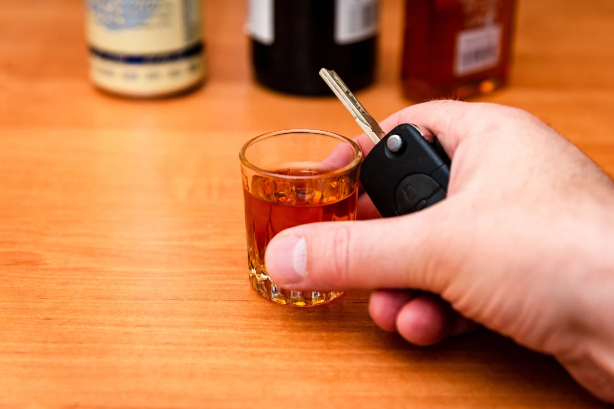 38-letni mężczyzna był tak pijany, że ledwo stał na nogach, a mimo to usiłował wsiąść do auta i wyjechać z parkingu przy ul. Bohaterów Westerplatte w Krośnie. Dzięki szybkiej interwencji mieszkańców został zatrzymany.