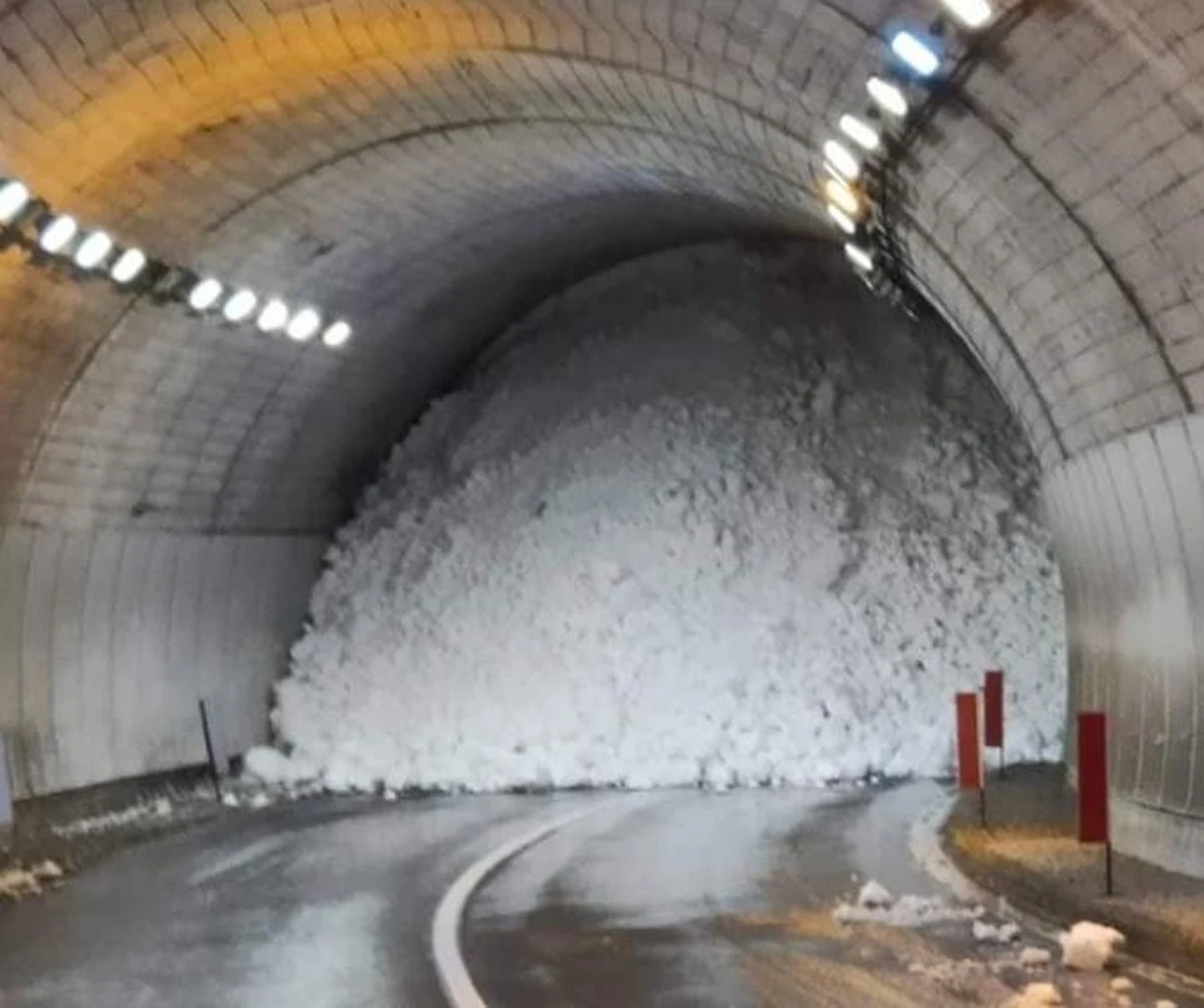 Ponad 6 tysięcy ludzi, mieszkańcy trzech wiosek w Dolinie Aosty we Włoszech, a także turyści, zostali odcięci od świata przez gigantyczną lawinę. Potężne zwały śniegu zablokowały wjazd do tunelu.