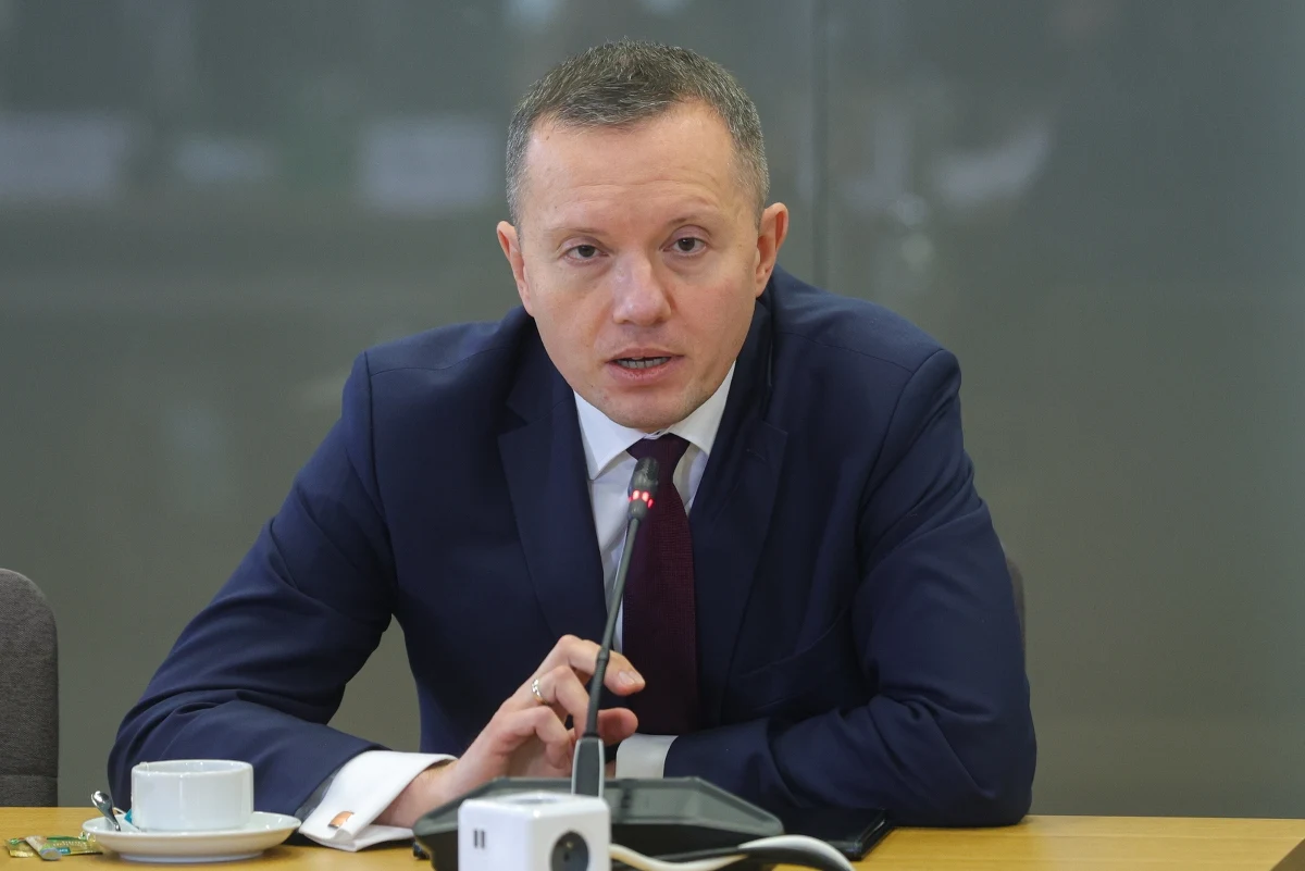 Były prezes Poczty Polskiej Tomasz Zdzikot zeznał przed komisją śledczą ds. wyborów korespondencyjnych, że w sprawie rozpoczęcia pracy w Poczcie Polskiej zadzwonił do niego szef MAP Jacek Sasin, w godzinach późno wieczornych 1 lub 2 kwietnia 2020 r. "Przedstawił mi propozycję, żebym podjął się kierowania Pocztą Polską" - dodał.