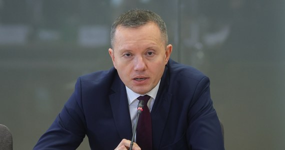 Były prezes Poczty Polskiej Tomasz Zdzikot zeznał przed komisją śledczą ds. wyborów korespondencyjnych, że w sprawie rozpoczęcia pracy w Poczcie Polskiej zadzwonił do niego szef MAP Jacek Sasin, w godzinach późno wieczornych 1 lub 2 kwietnia 2020 r. "Przedstawił mi propozycję, żebym podjął się kierowania Pocztą Polską" - dodał.