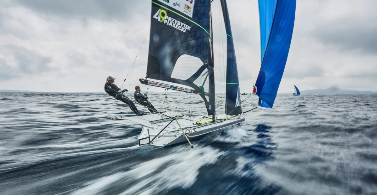 Już we wtorek 5 marca rozpoczną się mistrzostwa świata w żeglarskich, olimpijskich klasach 49er, 49erFX i Nacra 17. Na starcie staną 144 załogi z ponad 30 krajów, w tym 8 polskich. Biało-czerwoni są w gronie kandydatów do czołowych miejsc. Mistrzowskie regaty odbędą się na kanaryjskiej wyspie Lanzarote.