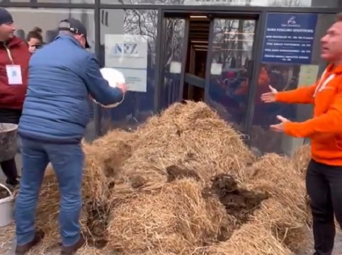 Akcja rolników w Białymstoku. Wejścia do biur regionalnych PO i PiS oraz Polskiego Związku Łowieckiego zablokowali oni belami słomy. Rolnicy domagają się rozwiązań, które zapewnią opłacalność produkcji rolnej. 