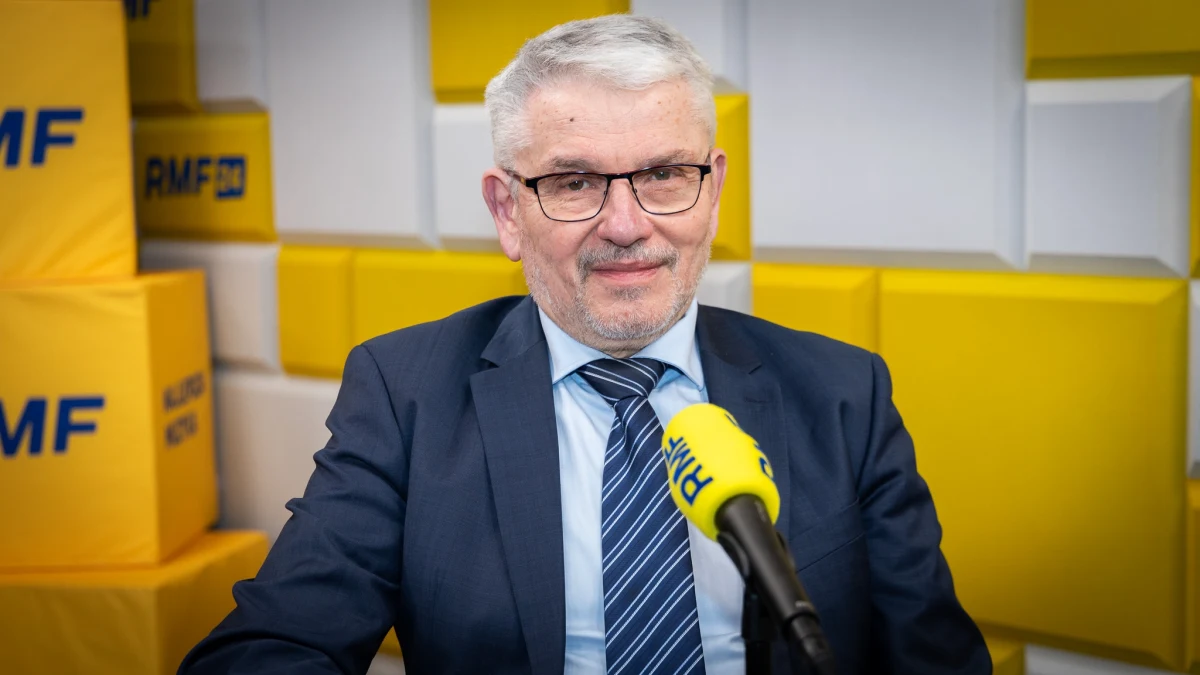 "Pozamykałbym (sklepy z alkoholem - przyp. red.) przynajmniej na połowę doby. Powiedzmy od godz. 22 do godz. 9-10 rano. Z tego miliona 'małpek' dziennie znaczną część wypija się między 6 a 8 rano" - powiedział Krzysztof Brzózka, były dyrektor Państwowej Agencji Rozwiązywania Problemów Alkoholowych. Był on gościem Grzegorza Sroczyńskiego w Popołudniowej rozmowie w RMF FM. Jak podkreślił ekspert, "warto byłoby rozpocząć dzień nie od małpki, ale od spaceru".