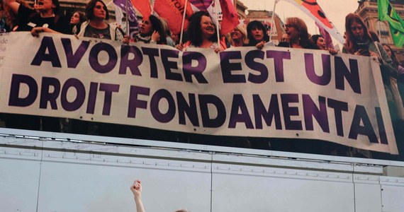 Francja wprowadziła do konstytucji zapis, mówiący o prawie kobiet do aborcji – okrzyknięty jako historyczny przez lewicowe organizacje broniące praw kobiet i mocno krytykowany przez grupy sprzeciwiającej się prawu do usunięcia ciąży.  