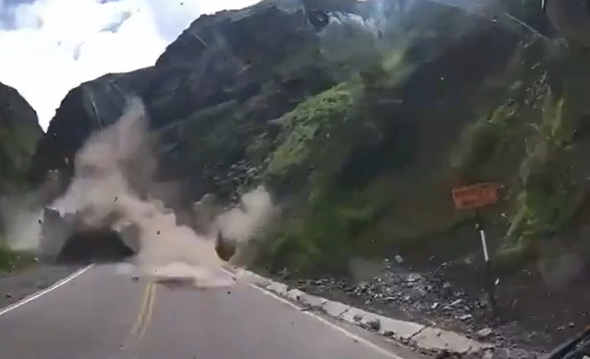 Media społecznościowe obiegły wstrząsające nagrania z Peru. Potężne głazy zsunęły się ze skarpy i spadły wprost na przejeżdżające pojazdy. Choć trudno w to uwierzyć, lokalne media informują, że nie ma doniesień o ofiarach.