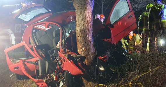 Dwie osoby zginęły w wypadku drogowym w Kąśnej Górnej w Małopolsce. Jedna osoba została zabrana w ciężkim stanie do szpitala helikopterem Lotniczego Pogotowia Ratunkowego.
