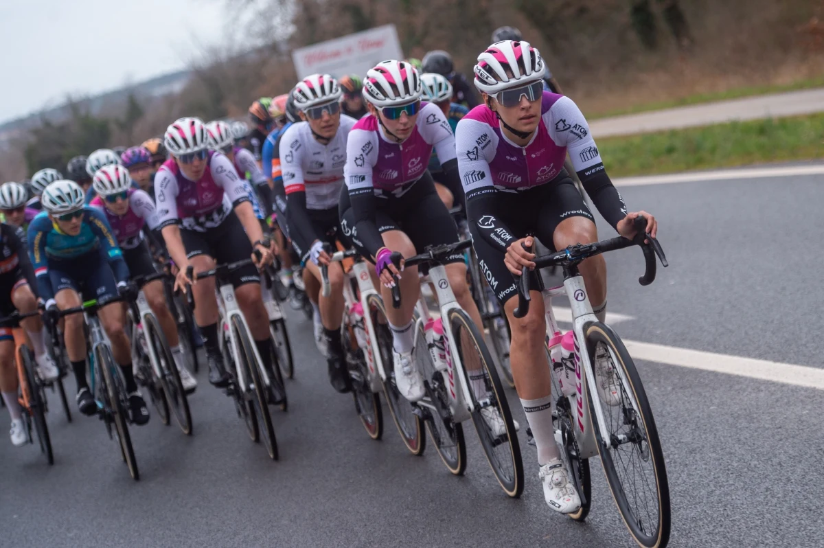 We wtorek 5 marca we włoskim regionie Liguria rozpoczyna się etapówka Trofeo Ponente in Rosa, na starcie której staną m.in. polskie zawodniczki MAT Atom Deweloper Wrocław. Wyścig zacznie się od prologu, a następnie rozegrane zostaną trzy wymagające górskie etapy, do których Atomówki są gotowe i w których zamierzają walczyć o podium.