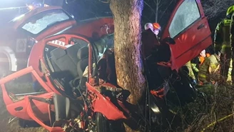 Śmiertelny wypadek koło Tarnowa. Auto uderzyło w drzewo