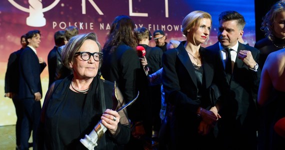 "Zielona granica" Agnieszki Holland otrzymała w poniedziałek Polską Nagrodę Filmową Orły 2024 w kategorii najlepszy film. "Zrobiliśmy ten film z potrzeby serca, z gniewu, rozpaczy, ale też z nadziei, że możemy nim coś zmienić" - mówiła reżyserka, którą uhonorowano także statuetką za osiągnięcia życia.