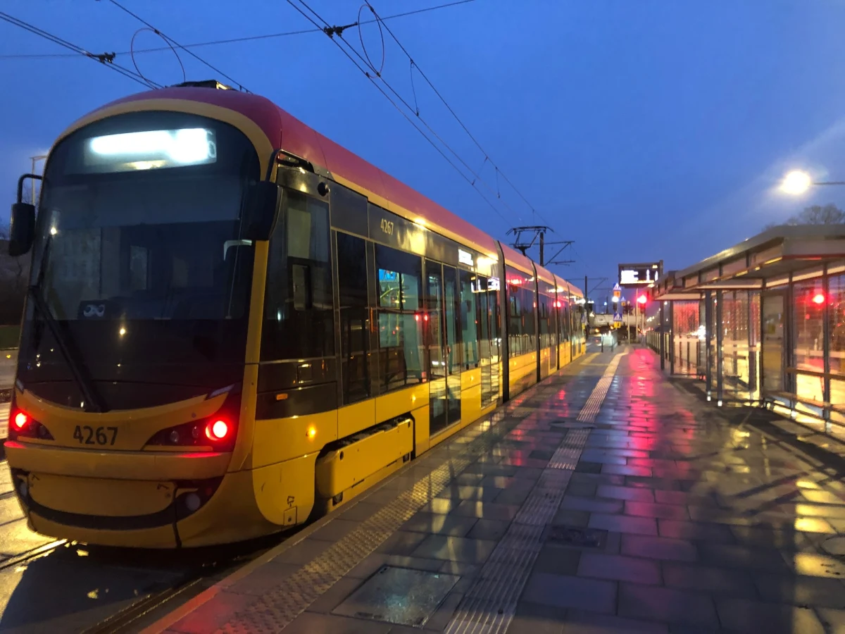 Po prawie 35 latach  tramwaje wróciły na ulicę Kasprzaka. Wróciły na nową linię jednej z głównych ulic stołecznej Woli. Po nowym torowisku kursują składy linii 10, 11, 26 i 27. Za trzy tygodnie, 25 marca, tramwaje wrócą na Wolską.