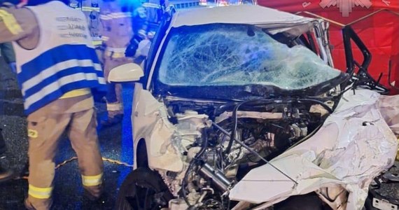 Jedna osoba zginęła w nocy z poniedziałku na wtorek w zderzeniu samochodu osobowego i ciężarówki na autostradzie A4 w Rudzie Śląskiej. Według wstępnych ustaleń do wypadku doszło, gdy kierowca osobówki, obywatel Hiszpanii, wjechał na autostradę pod prąd. Doprowadził do czołowego zderzenia z ciężarówką.