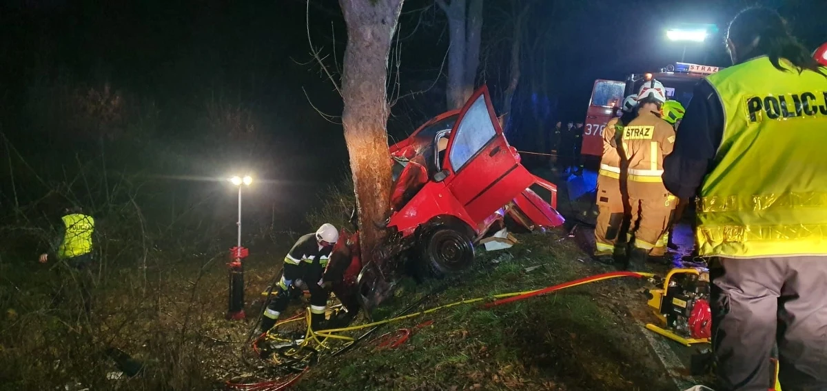 Zmarł trzeci z mężczyzn podróżujący samochodem osobowym, które uderzyło w drzewo w Kąśnej Górnej w Małopolsce. Do tragedii doszło wczoraj wieczorem. Jak informowaliśmy, na miejscu zginęły dwie osoby. Jedna została przetransportowana helikopterem Lotniczego Pogotowia Ratunkowego do szpitala. 