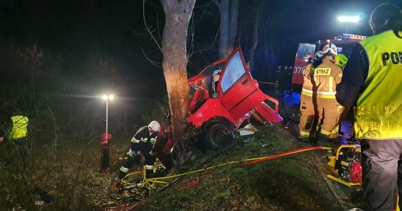 Zmarł trzeci z mężczyzn podróżujący samochodem osobowym, które uderzyło w drzewo w Kąśnej Górnej w Małopolsce. Do tragedii doszło wczoraj wieczorem. Jak informowaliśmy, na miejscu zginęły dwie osoby. Jedna została przetransportowana helikopterem Lotniczego Pogotowia Ratunkowego do szpitala. 