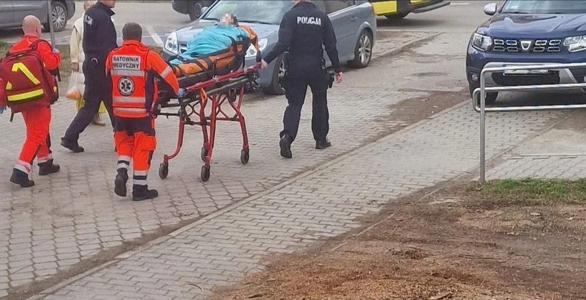 Źle zaparkowane auta uniemożliwiły dojazd karetki pogotowia pod blok w Brzeszczach, z którego ratownicy mieli zabrać 90-letnią pacjentkę. W jej bezpiecznym transporcie pomogli policjanci.   