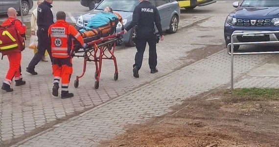 Źle zaparkowane auta uniemożliwiły dojazd karetki pogotowia pod blok w Brzeszczach, z którego ratownicy mieli zabrać 90-letnią pacjentkę. W jej bezpiecznym transporcie pomogli policjanci.   