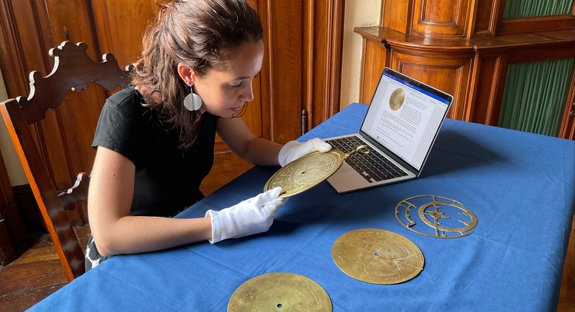 Kiedy pracownik muzeum w Weronie wrzucił do sieci nowe zdjęcia różnych artefaktów z kolekcji, nie spodziewał się, że wśród nich znajduje się bardzo rzadkie astrolabium. Przez dziesięciolecia obiekt uznawany był bowiem za falsyfikat, przeoczono jego znaczenie historyczne. Na fotografie natknęła się jednak dr Federica Gigante, a dzięki jej zaangażowaniu odkryto, że instrument jest wyjątkowy. Badaczka właśnie opublikowała wyniki swojej ekspertyzy na temat przedmiotu, porównując jego funkcje do "starodawnego smartfonu". Okazało się, że obiekt pochodzi z XI wieku i jest świadectwem międzynarodowej współpracy naukowej.