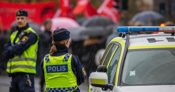 Łącznie siedem osób odniosło obrażenia na skutek silnych eksplozji, do których doszło w poniedziałek wieczorem oraz we wtorek nad ranem w dwóch dzielnicach Sztokholmu. Według mediów wybuchy miały związek z porachunkami gangów.