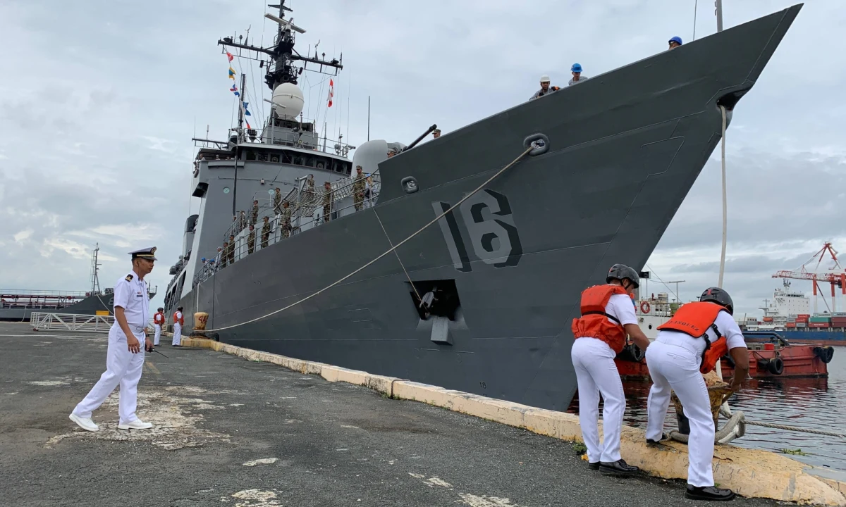 Chińczycy użyli we wtorek na Morzu Południowochińskim armatek wodnych, przez co obrażenia odniosło czterech filipińskich marynarzy - przekazał rzecznik Straży Przybrzeżnej Filipin Jay Tarriela. W reakcji na ten incydent do filipińskiego MSZ wezwano chińskiego dyplomatę.