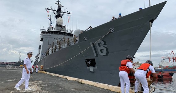 Chińczycy użyli we wtorek na Morzu Południowochińskim armatek wodnych, przez co obrażenia odniosło czterech filipińskich marynarzy - przekazał rzecznik Straży Przybrzeżnej Filipin Jay Tarriela. W reakcji na ten incydent do filipińskiego MSZ wezwano chińskiego dyplomatę.