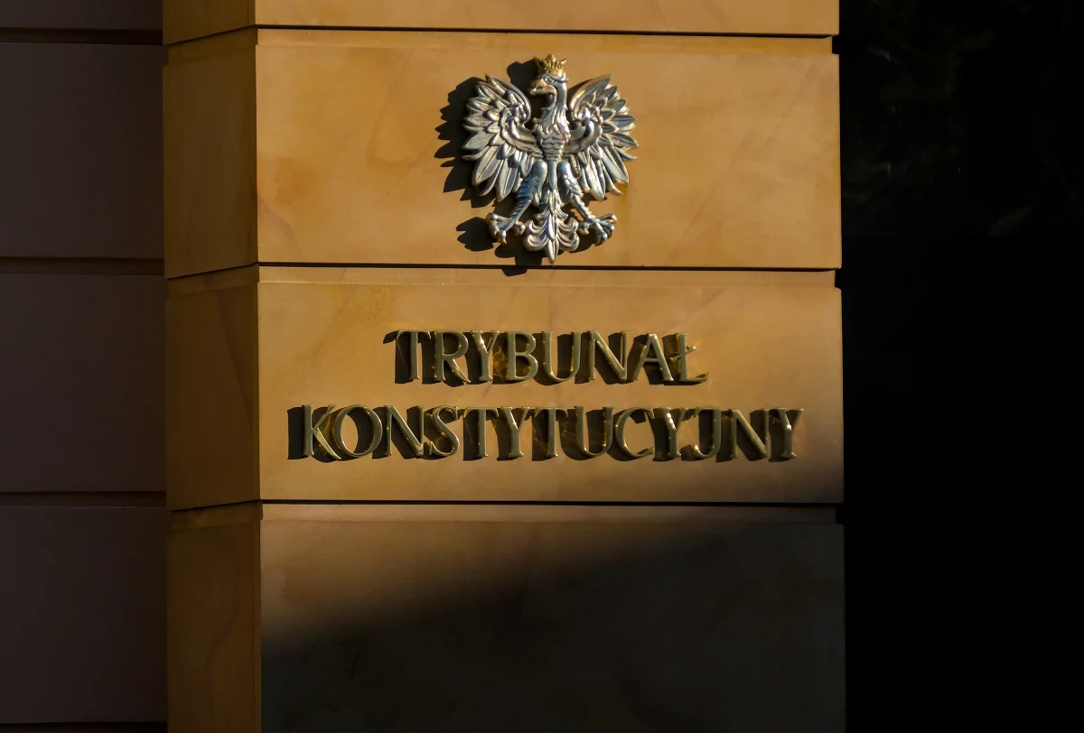 Przedstawiony wczoraj przez ministra Adama Bodnara projekt uchwały dotyczącej Trybunału Konstytucyjnego zawiera dość złowrogie zdanie: "Sejm RP stoi na stanowisku, że uwzględnienie w działalności organu władzy publicznej rozstrzygnięć TK wydanych z naruszeniem prawa może zostać uznane za naruszenie zasady legalizmu przez te organy". Wyraźnie nie jest to apel, a rodzaj zapowiedzi. Czego?