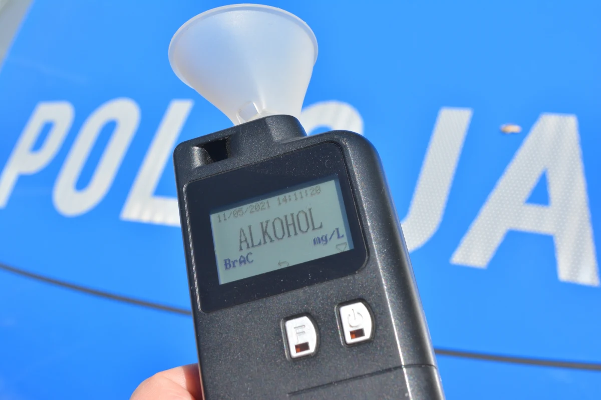 Policja zatrzymała kierowcę, który mając 1,5 promila alkoholu w organizmie wiózł na kolanach dziecko. Na reakcje świadków, którzy chcieli uniemożliwić mu dalszą jazdę zareagował agresją - drewnianym kijem uszkodził samochód jednego z nich.