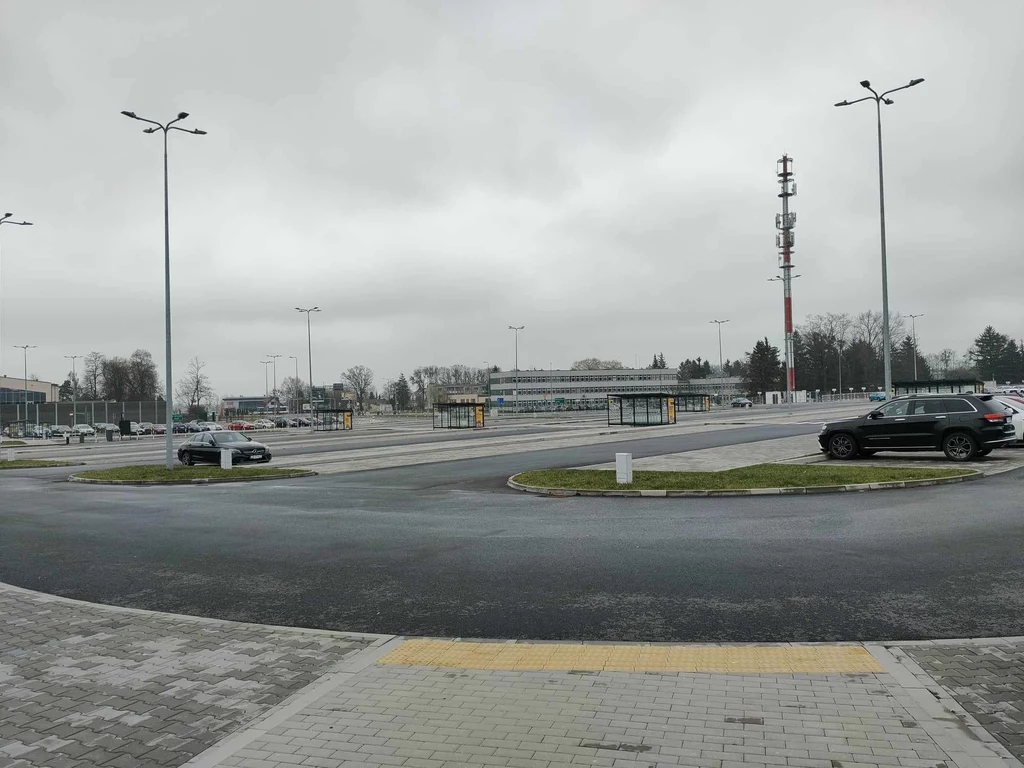 Parking przed lotniskiem był w dużej mierze pusty