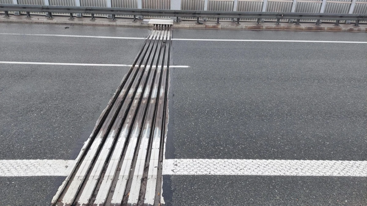 Uwaga kierowcy. Co najmniej do końca tygodnia potrwają utrudnienia na autostradzie A4 Kraków-Tarnów, między węzłami Targowisko i Bochnia. Na wiadukcie w Stanisławicach uszkodzona została dylatacja jezdni, konieczna jest jej naprawa.       