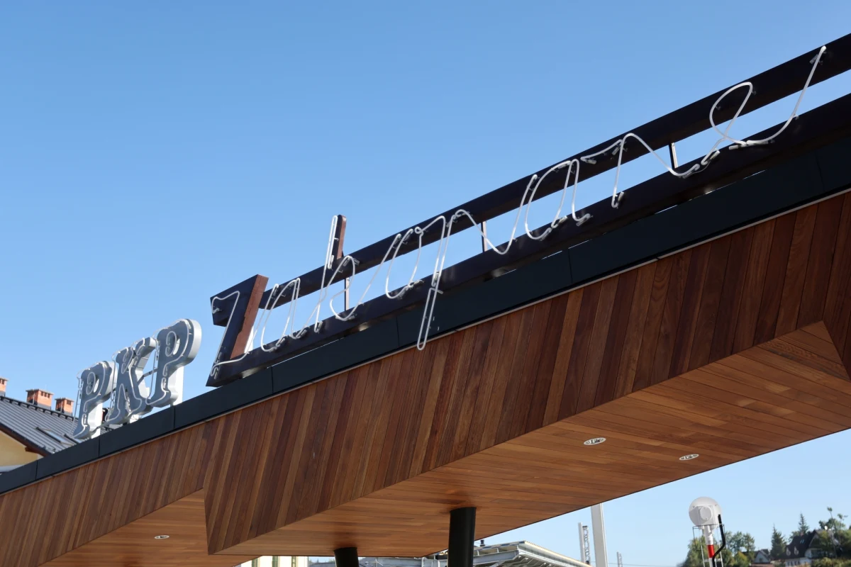 Na otwartej po remoncie w grudniu stacji kolejowej w Zakopanem zapadł się kilkumetrowy fragment jednego z peronów. Dorota Szalacha z PKP Polskich Linii Kolejowych S.A. poinformowała we wtorek, że sytuacja nie ma wpływu na ruch pociągów, a defekt ma zostać naprawiony w ciągu kilku dni.