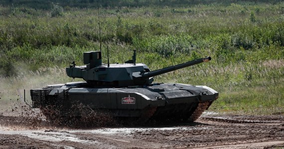 Czołg T-14 Armata wszedł na wyposażenie rosyjskiej armii, ale nie zostanie rozmieszczony na froncie w Ukrainie - powiedział Siergiej Czemiezow, szef rosyjskiej firmy zbrojeniowej Rostec. Wyjaśnił, że jest to związane z wysokimi kosztami, które ograniczają produkcję czołgu na dużą skalę.