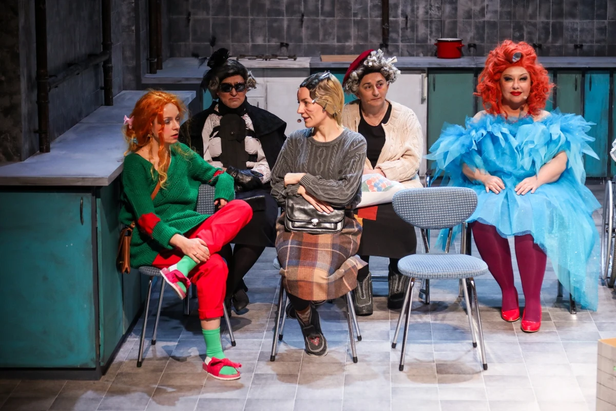 Historię czternastu kobiet, które zamknięte w jednej przestrzeni muszą zamierzyć się ze swoimi problemami, kompleksami i nienawiścią przedstawia musical "Szwagierki". Premiera odbędzie się w Teatrze Dramatycznym w Białymstoku w sobotę.

