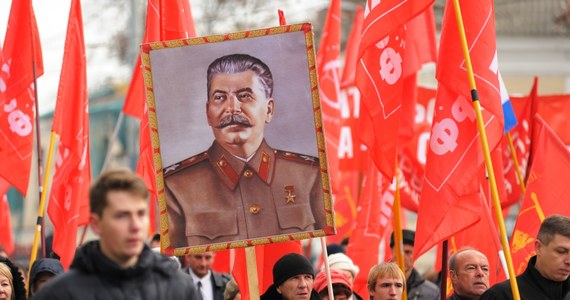 Kto zabił Józefa Stalina? To pytanie od dekad budzi zainteresowanie wśród historyków czy reżyserów. Okazuje się, że tajemnicą śmierci dyktatora interesują się także współcześni politycy, ponieważ rosyjska partia komunistyczna w Dumie Państwowej (parlamencie) złożyła wniosek do prokuratury i wywiadu wewnętrznego (FSB), aby przeprowadzić śledztwo w sprawie możliwego udziału służb państw zachodnich w doprowadzeniu do śmierci Stalina - podaje Reuters.